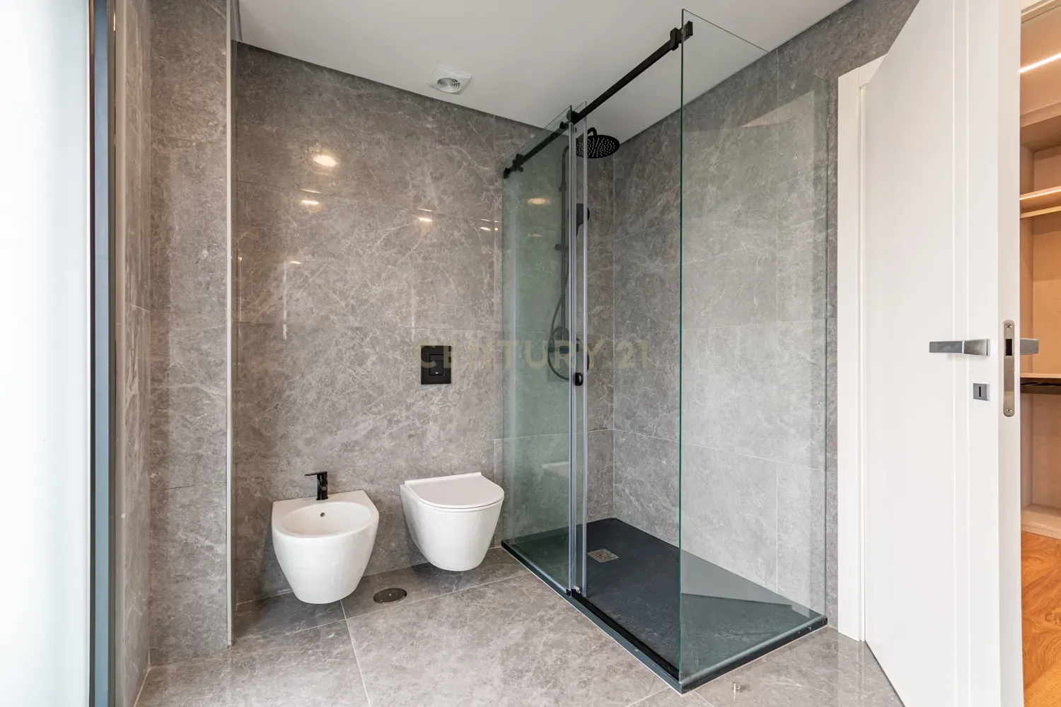 Vende-se Moradia T5 de Arquitetura Contemporânea em Localização Privilegiada – Famões, Odivelas - Image 32