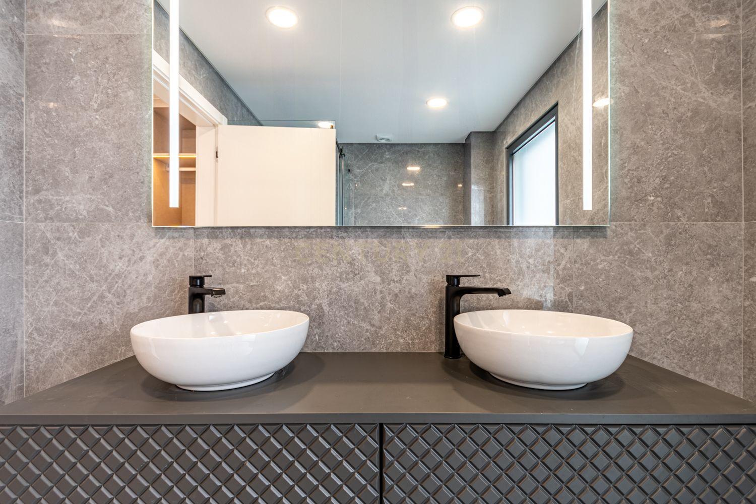 Vende-se Moradia T5 de Arquitetura Contemporânea em Localização Privilegiada – Famões, Odivelas - Image 34
