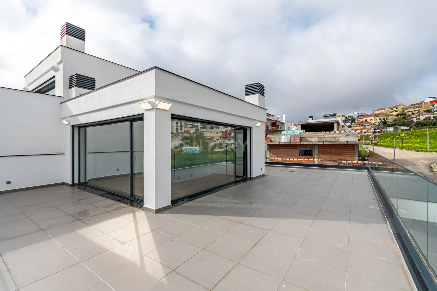 Vende-se Moradia T5 de Arquitetura Contemporânea em Localização Privilegiada – Famões, Odivelas - Image 49