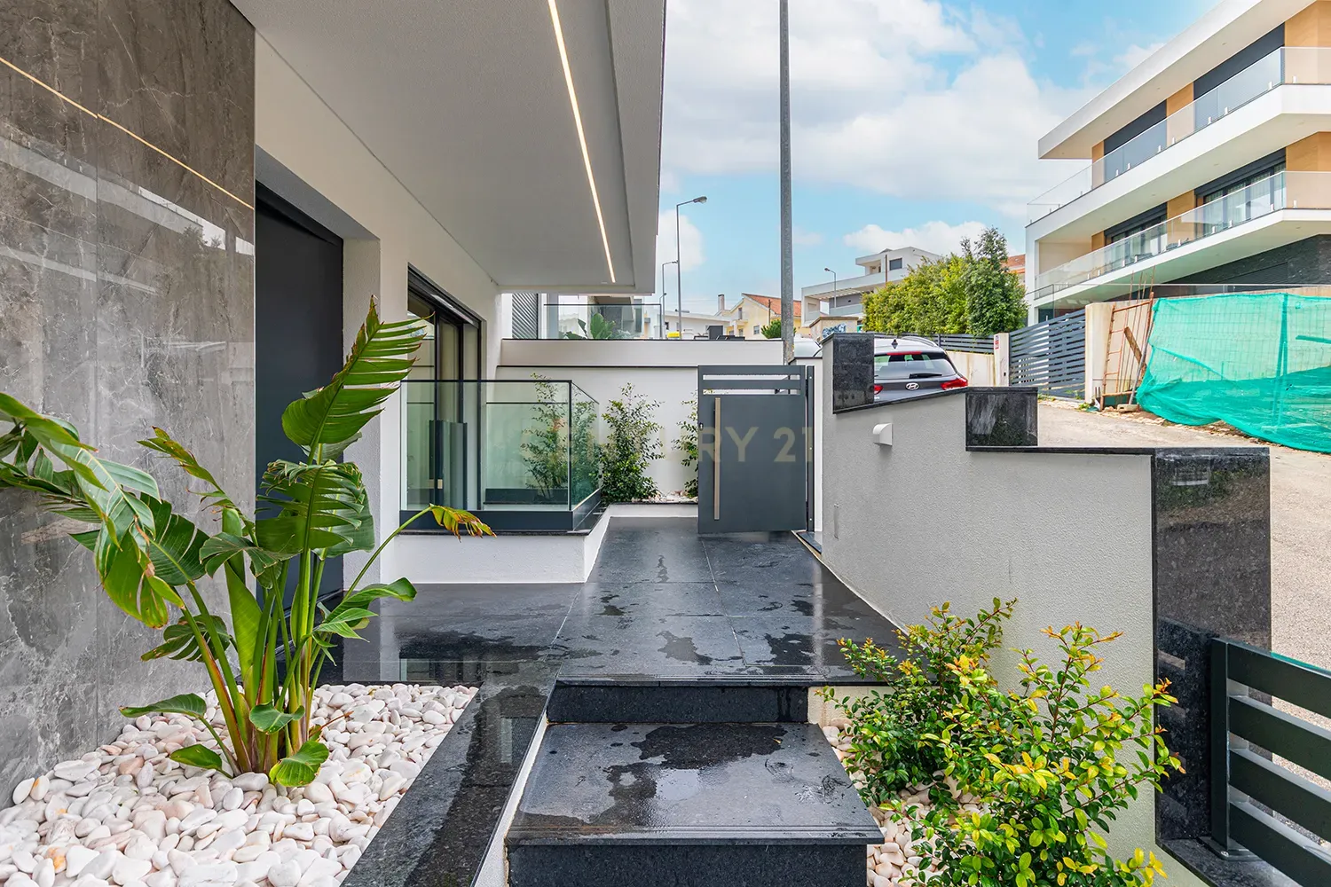 Vende-se Moradia T5 de Arquitetura Contemporânea em Localização Privilegiada – Famões, Odivelas - Image 5