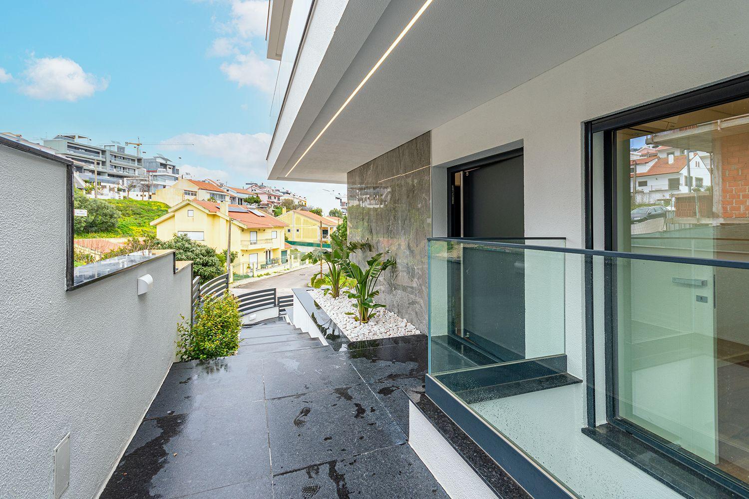 Vende-se Moradia T5 de Arquitetura Contemporânea em Localização Privilegiada – Famões, Odivelas - Image 4