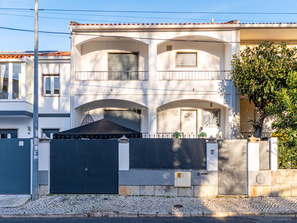 Moradia na Madorna, São Domingos de Rana com 3 pisos, espaço exterior e varandas a 5 minutos das praias - Image 1