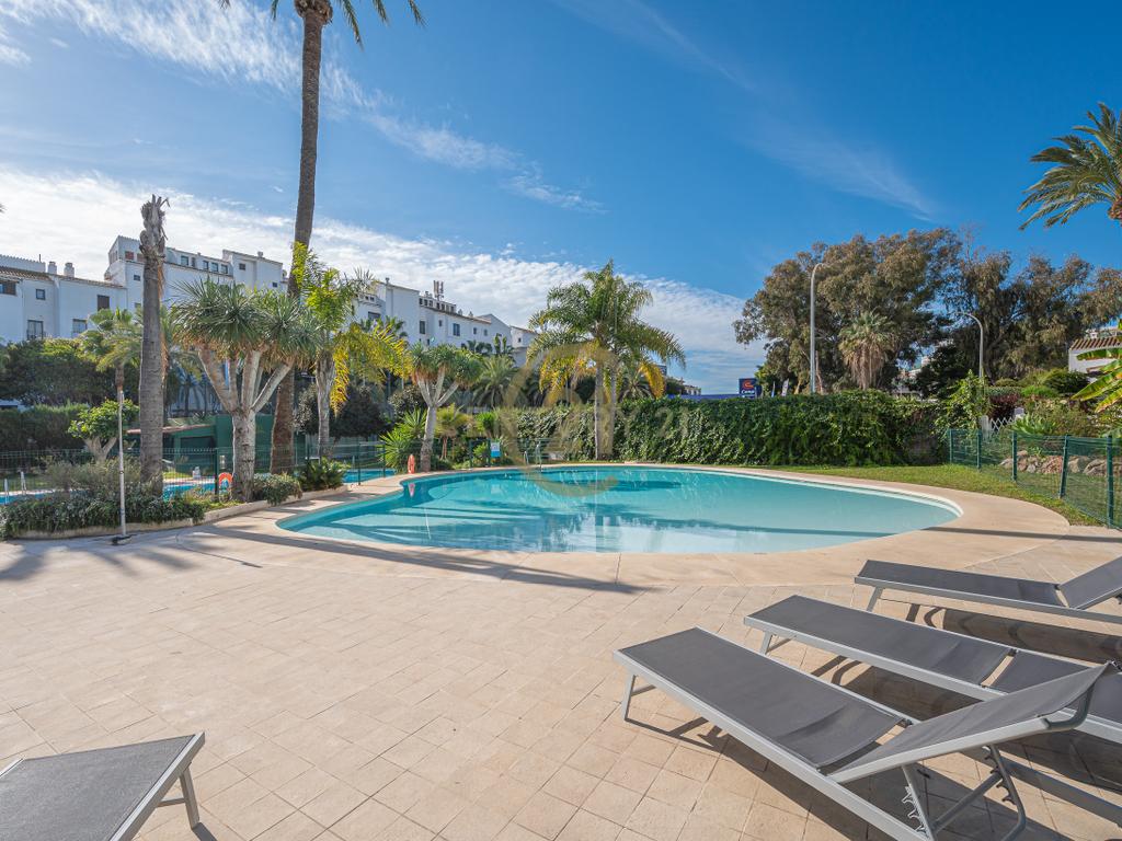 Apartamento Moderno em Málaga com Piscina e Proximidade à Praia - Image 2
