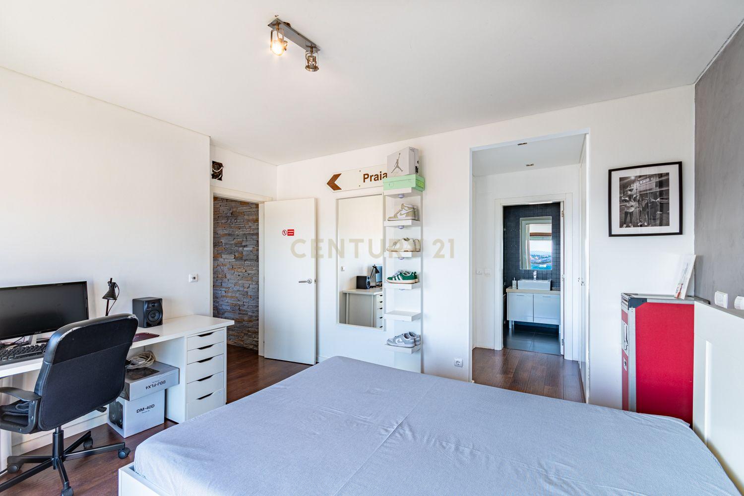 APARTAMENTO T4 TRIPLEX- URB JARDIM DA AMOREIRA - ODIVELAS - Image 43
