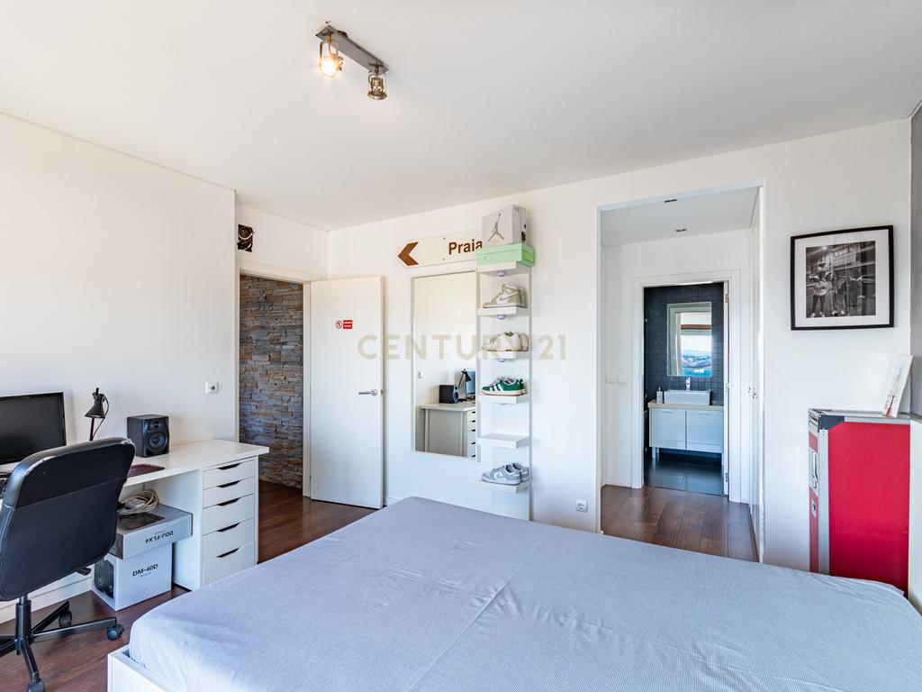APARTAMENTO T4 TRIPLEX- URB JARDIM DA AMOREIRA - ODIVELAS - Image 43