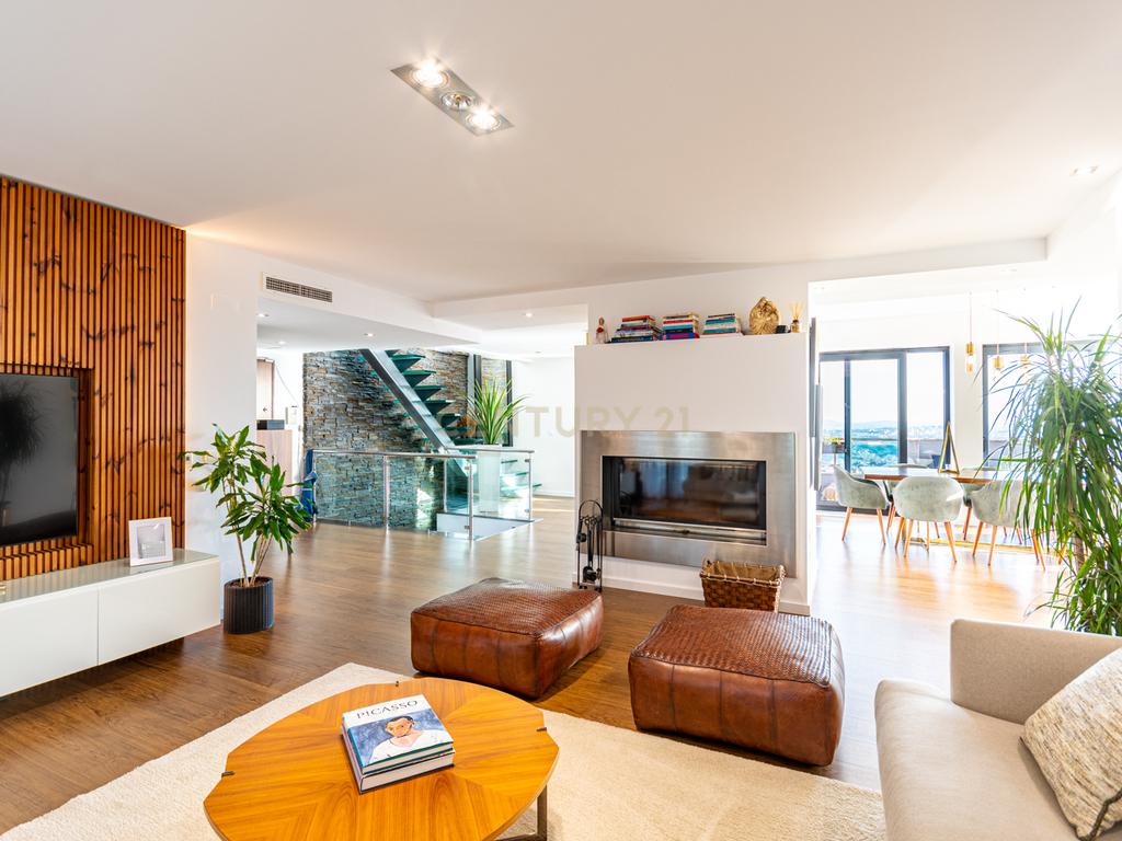 APARTAMENTO T4 TRIPLEX- URB JARDIM DA AMOREIRA - ODIVELAS - Image 1