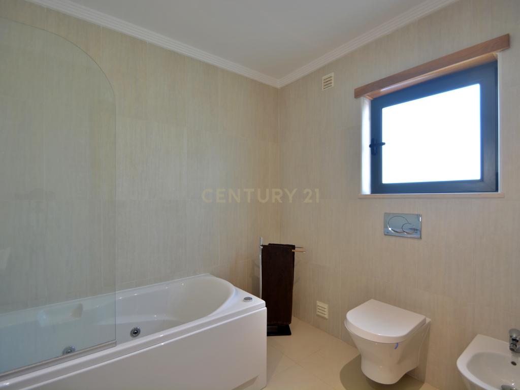 Moradia T3 com possibilidade de AL em São Rafael, Albufeira - Image 26