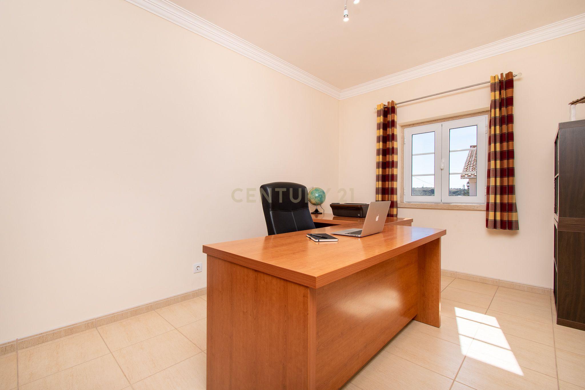 Moradia com 3200m2 de terreno, a poucos minutos da praia (Ericeira) - Image 17