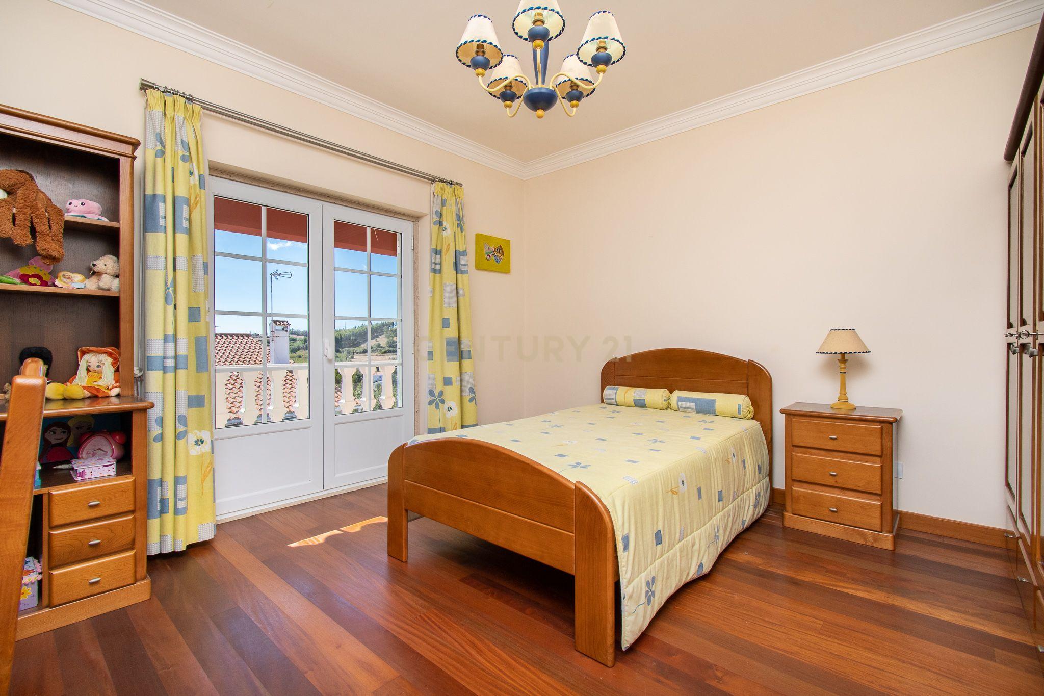 Moradia com 3200m2 de terreno, a poucos minutos da praia (Ericeira) - Image 18