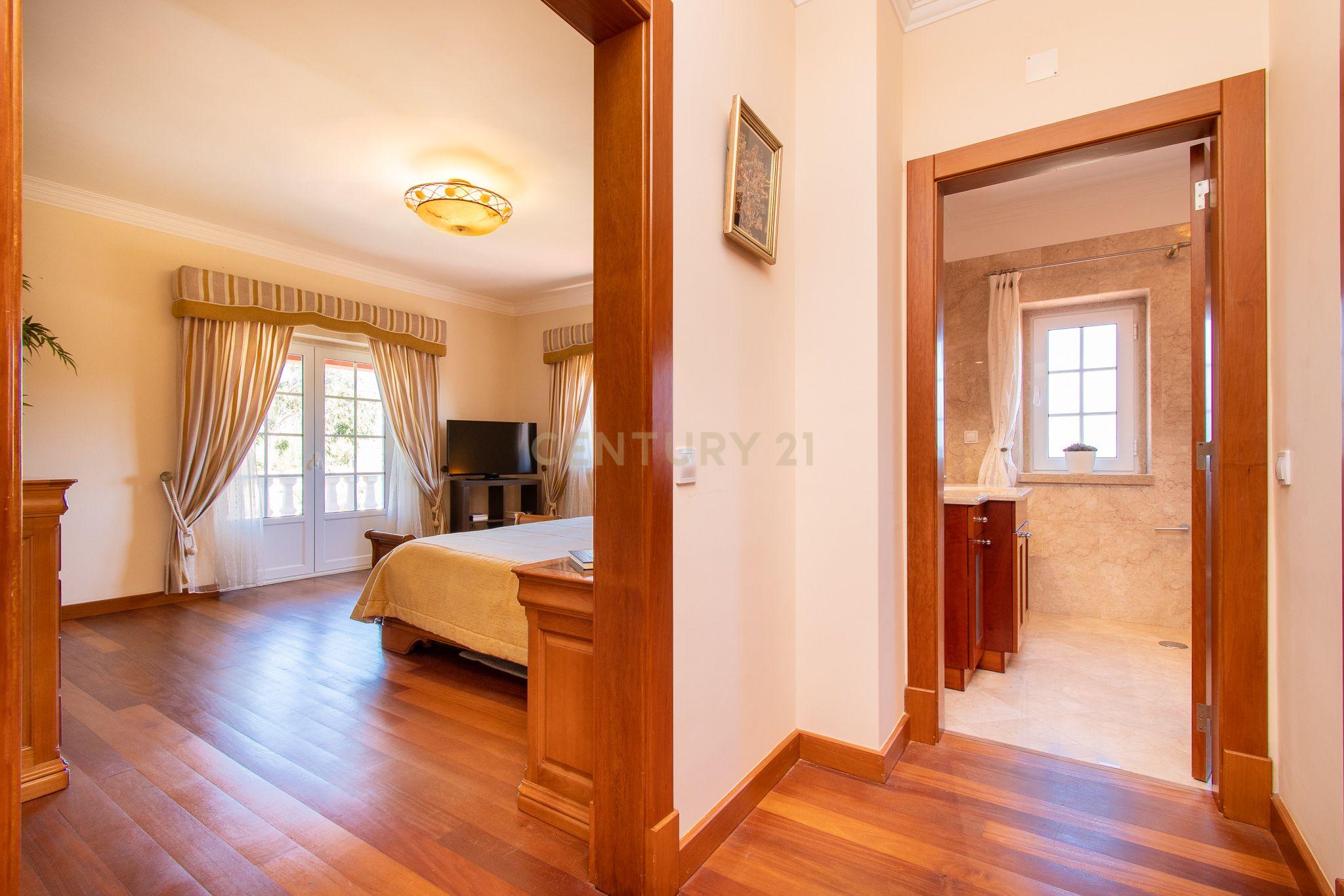 Moradia com 3200m2 de terreno, a poucos minutos da praia (Ericeira) - Image 13