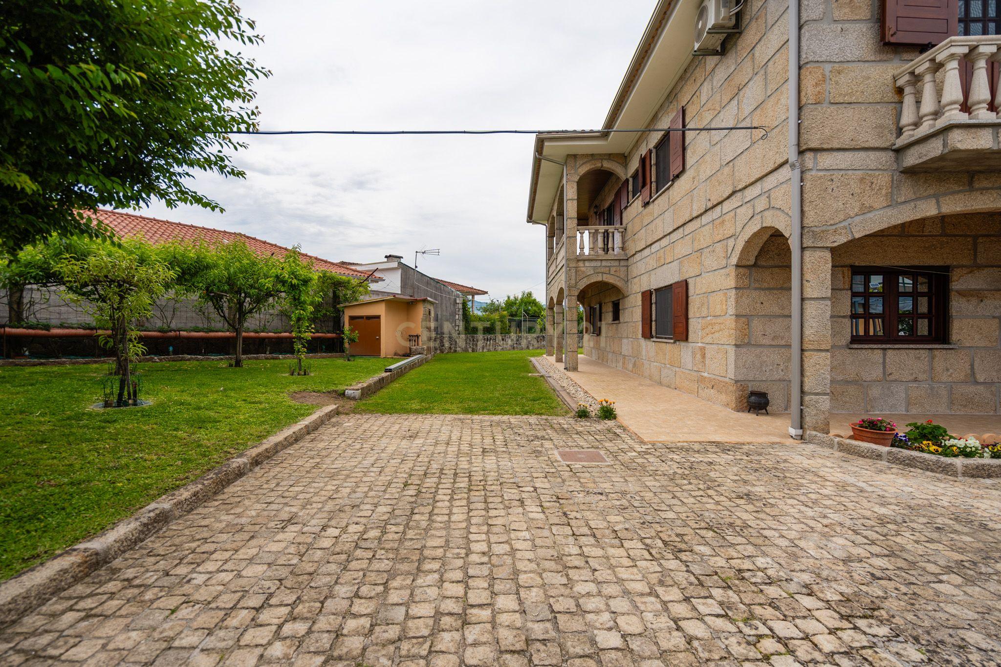 Imponente Moradia com 8 quartos, construída em pedra, situada em Prozelo, Arcos de Valdevez - Image 3