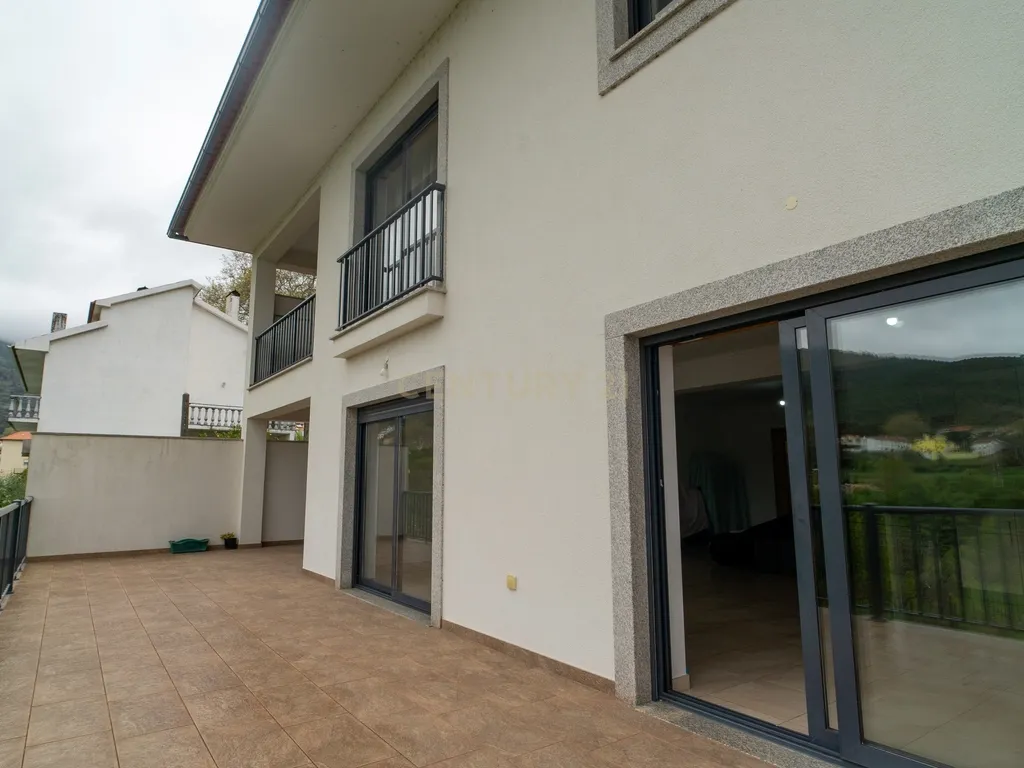 Moradia Bi familiar com terreno em Unhais da Serra, Covilhã - Image 1