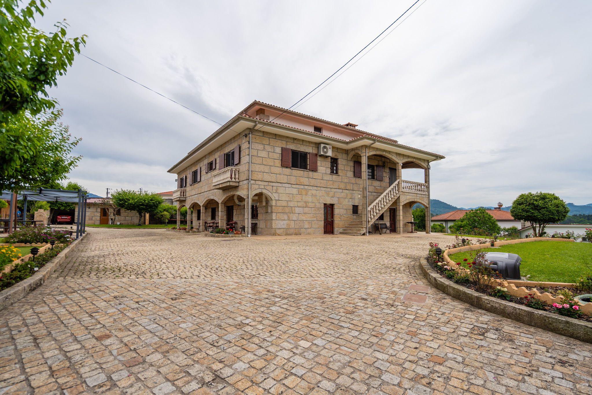Imponente Moradia com 8 quartos, construída em pedra, situada em Prozelo, Arcos de Valdevez - Image 2