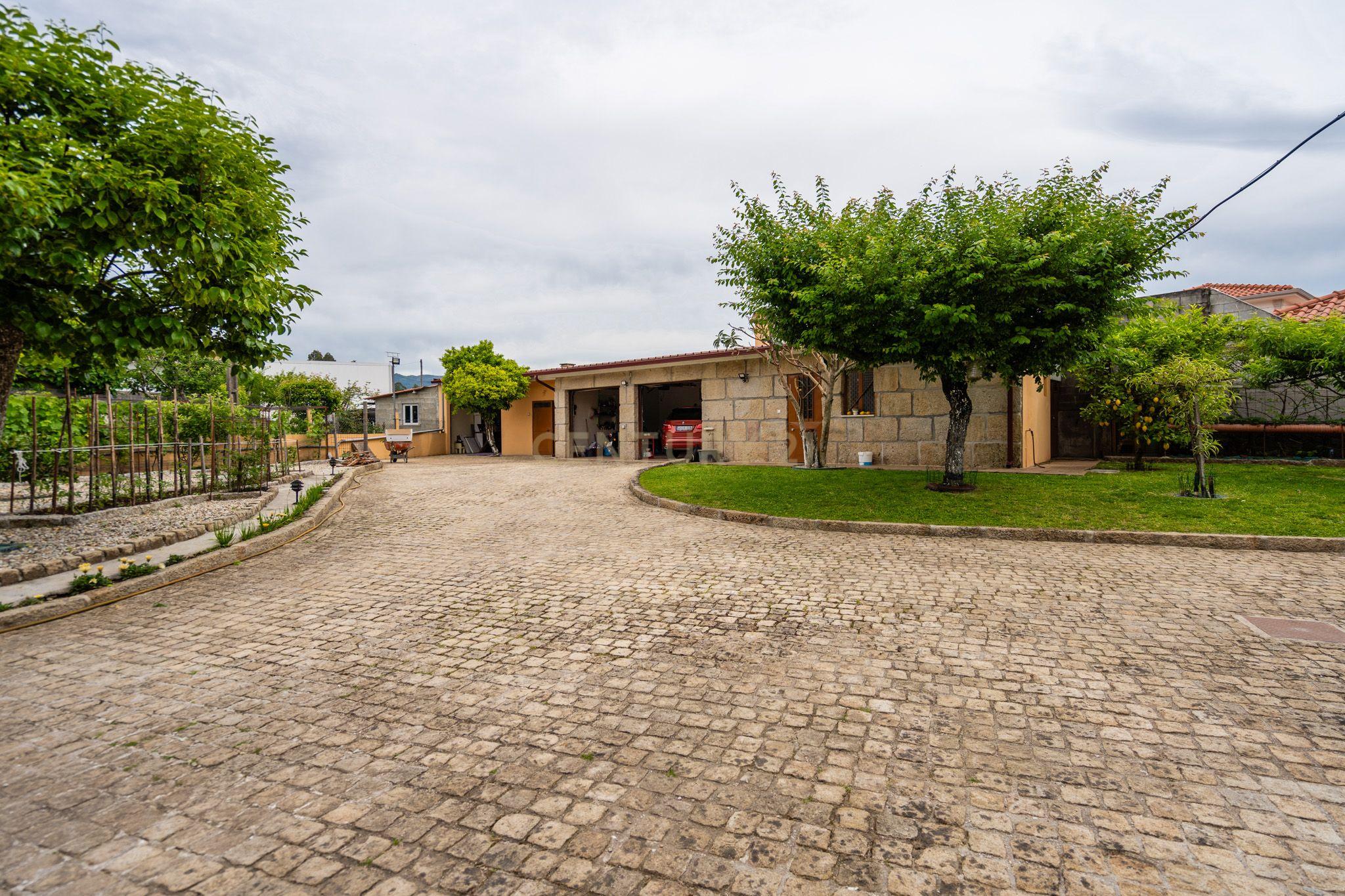 Imponente Moradia com 8 quartos, construída em pedra, situada em Prozelo, Arcos de Valdevez - Image 64