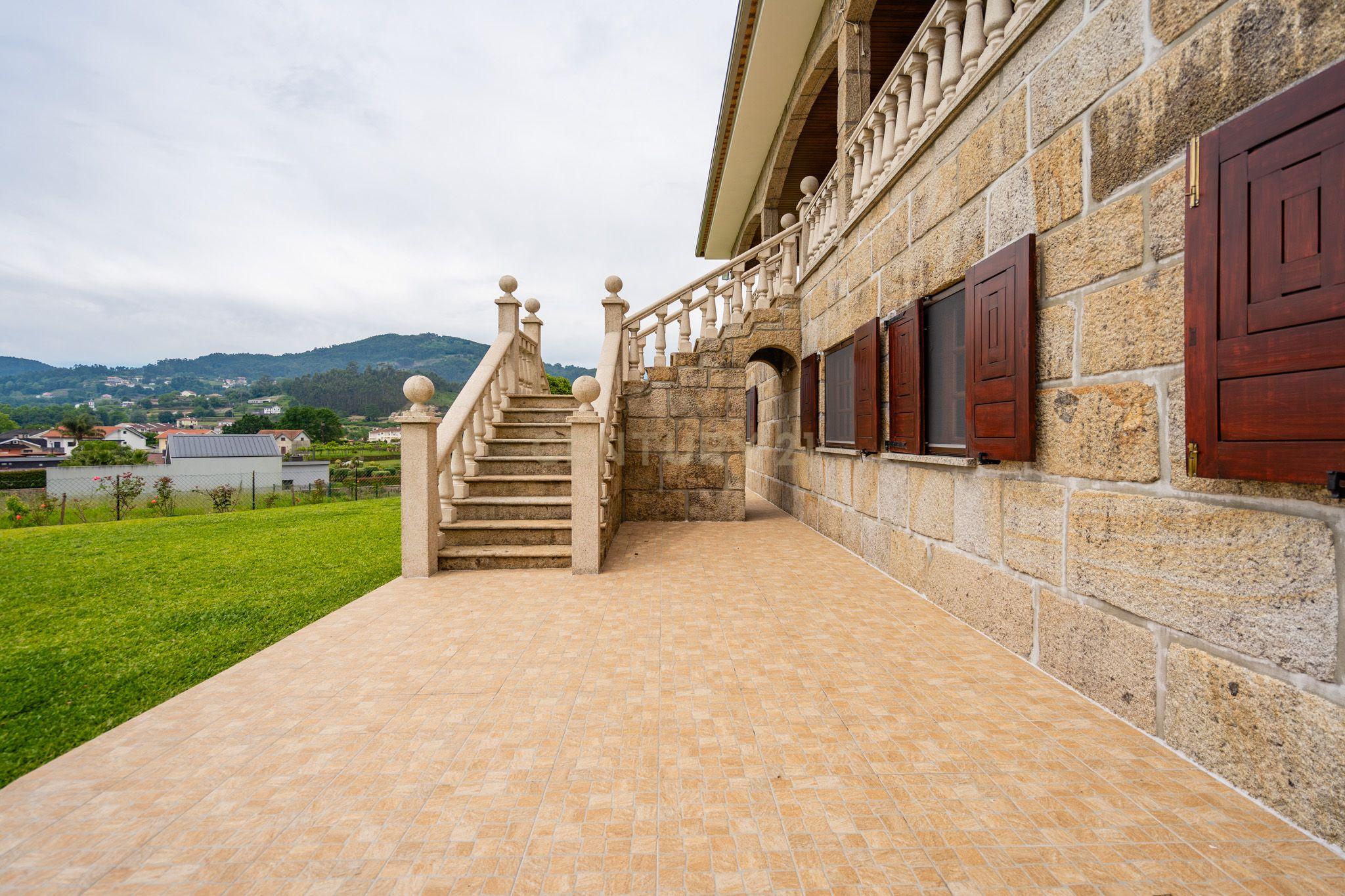 Imponente Moradia com 8 quartos, construída em pedra, situada em Prozelo, Arcos de Valdevez - Image 9