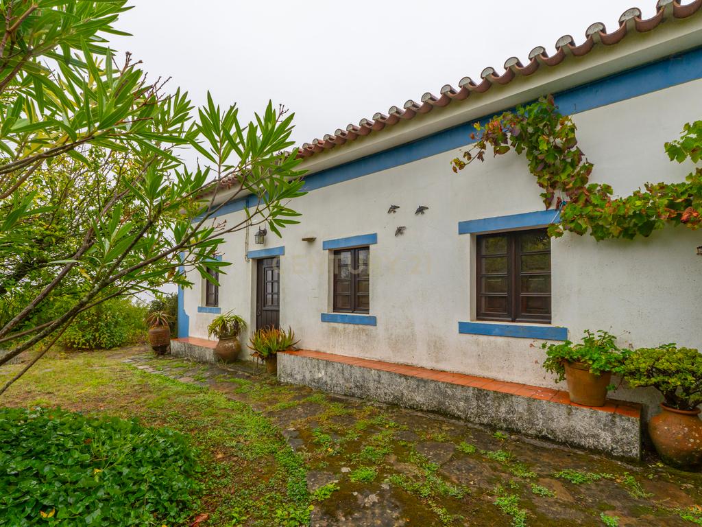 Moradia típica na Serra de Montejunto – Ideal para viver ou investir em turismo rural - Image 1