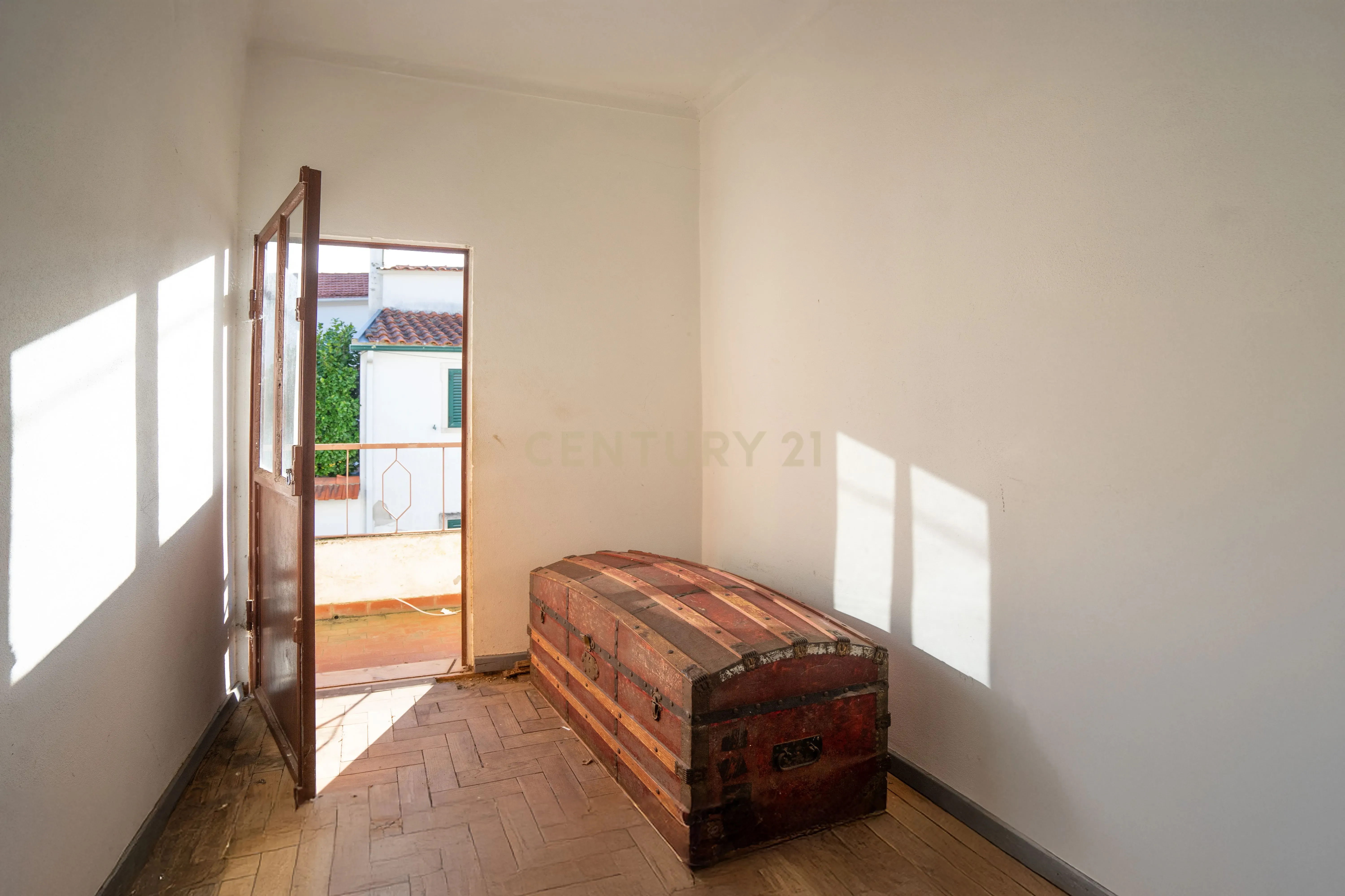Moradia T3 tradicional com adega, jardim e vistas boas em Alge - Image 13