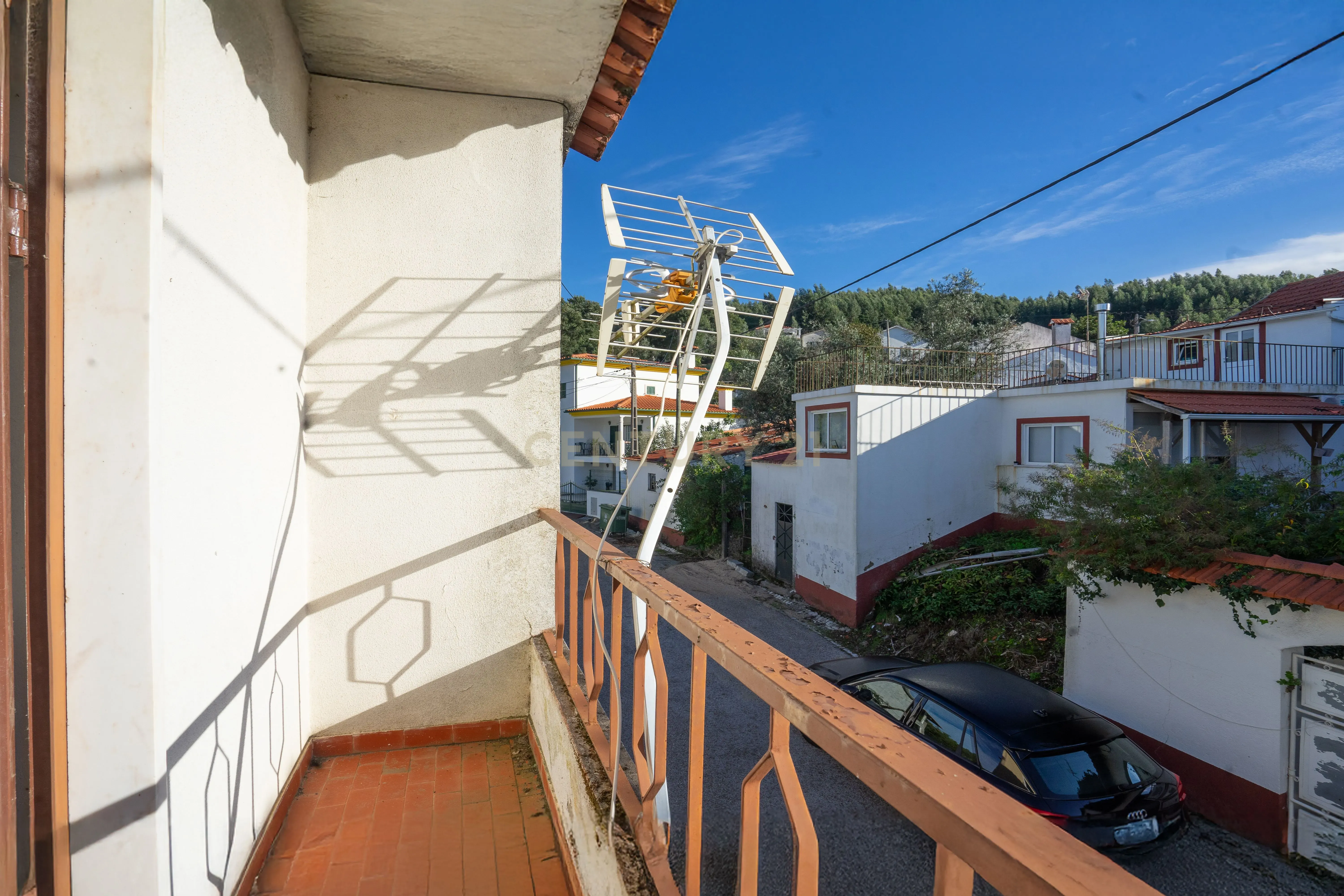 Moradia T3 tradicional com adega, jardim e vistas boas em Alge - Image 14