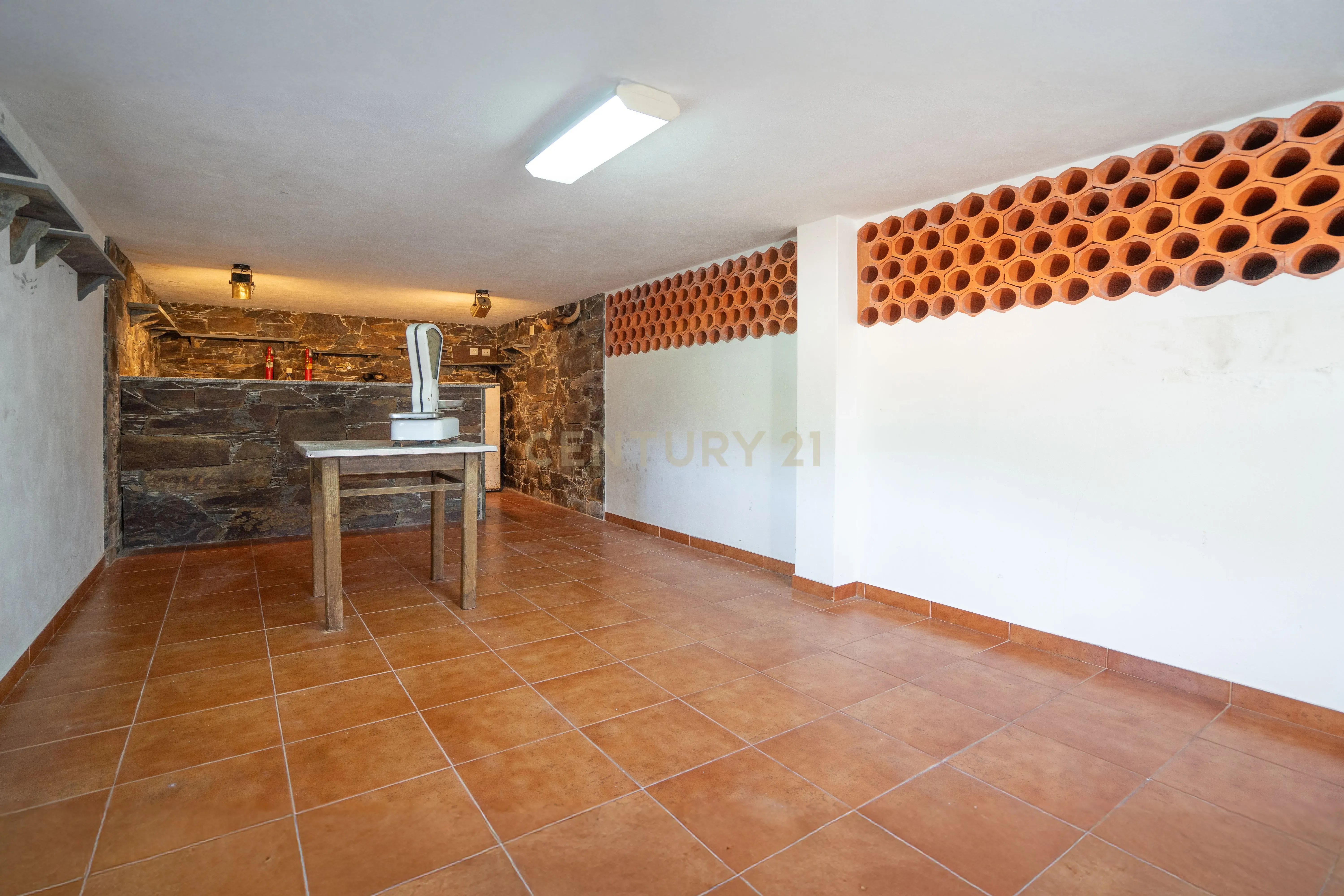 Moradia T3 tradicional com adega, jardim e vistas boas em Alge - Image 25