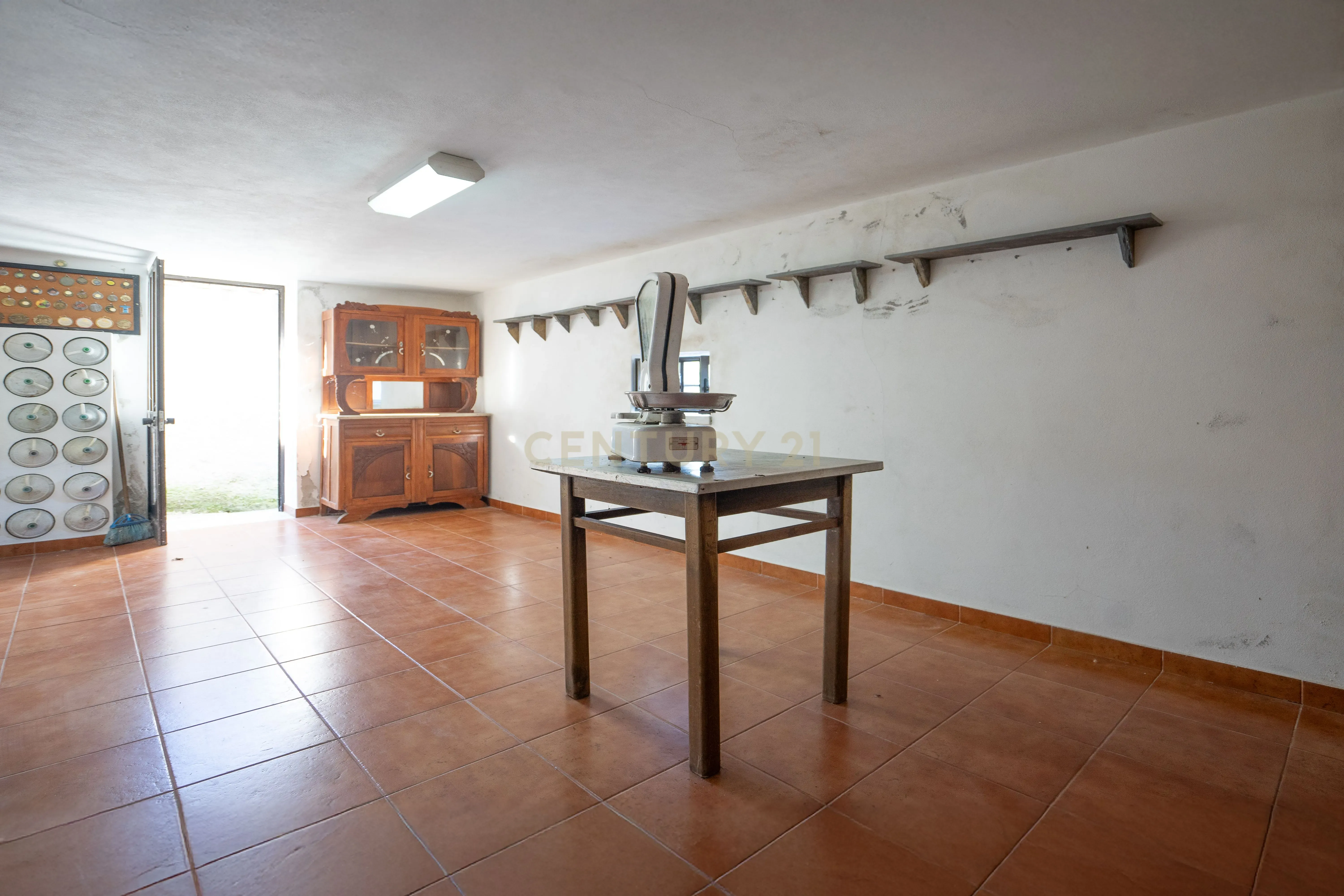 Moradia T3 tradicional com adega, jardim e vistas boas em Alge - Image 27