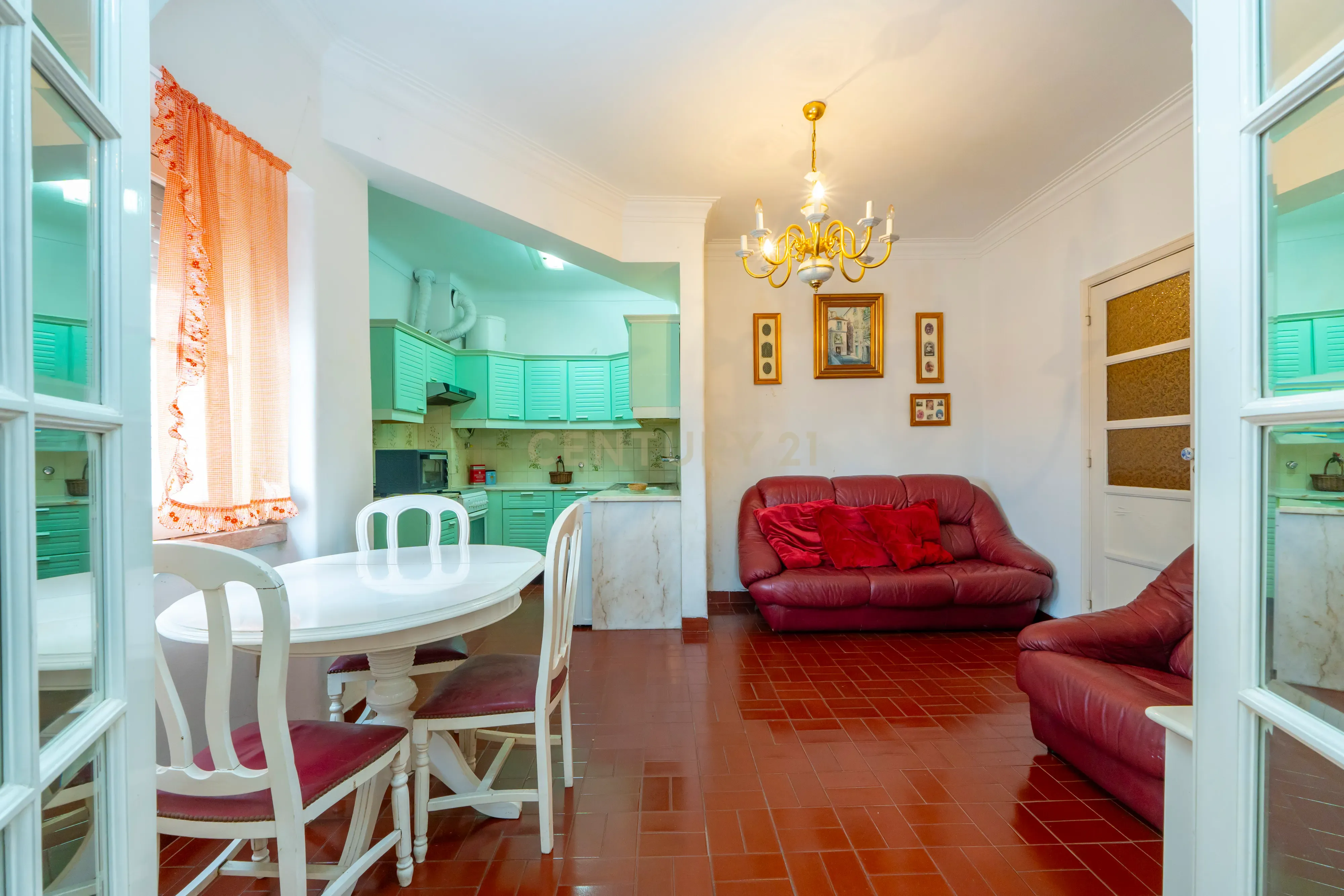 Apartamento T2 no Coração da Graça – Rua da Verónica - Image 1
