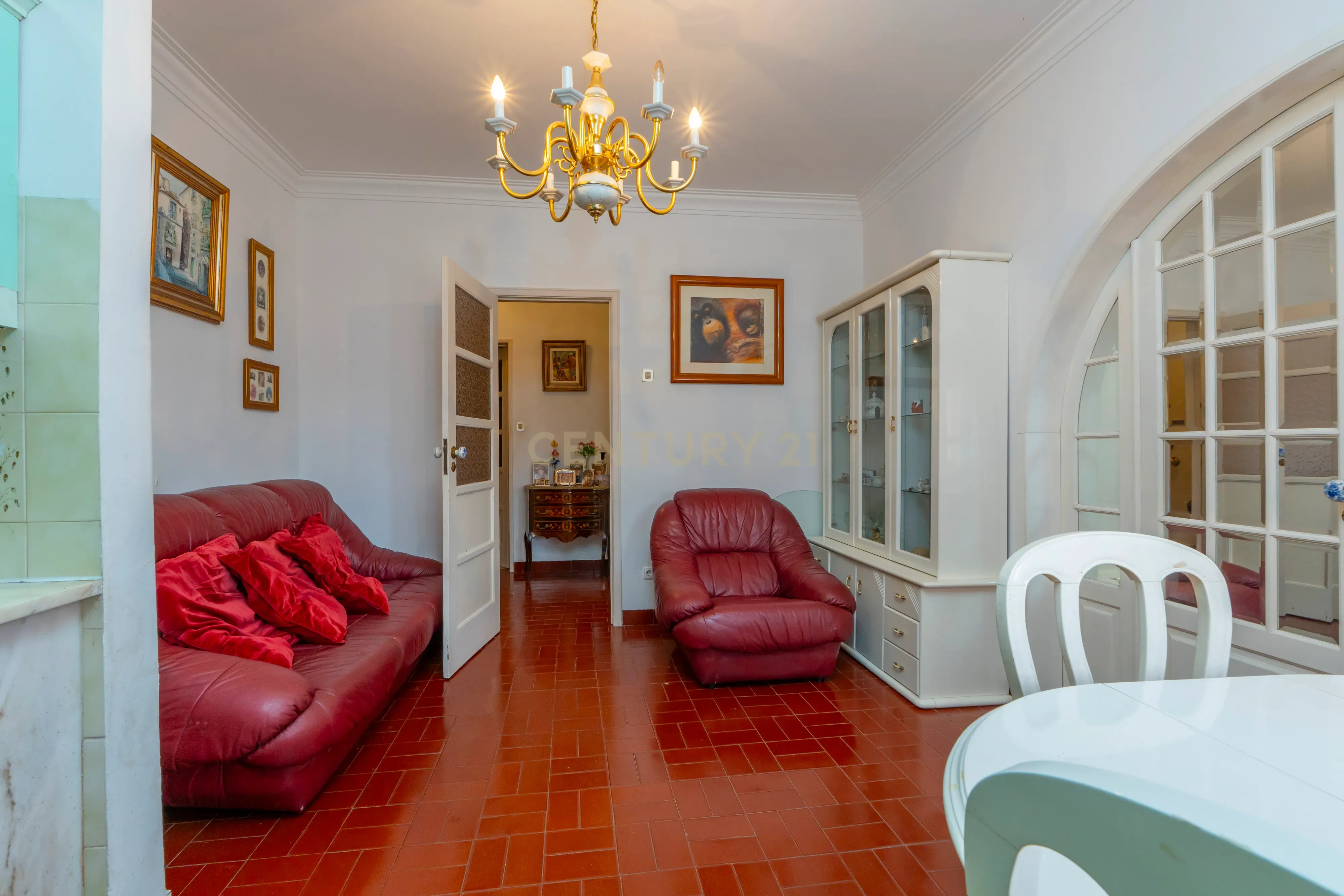 Apartamento T2 no Coração da Graça – Rua da Verónica - Image 4
