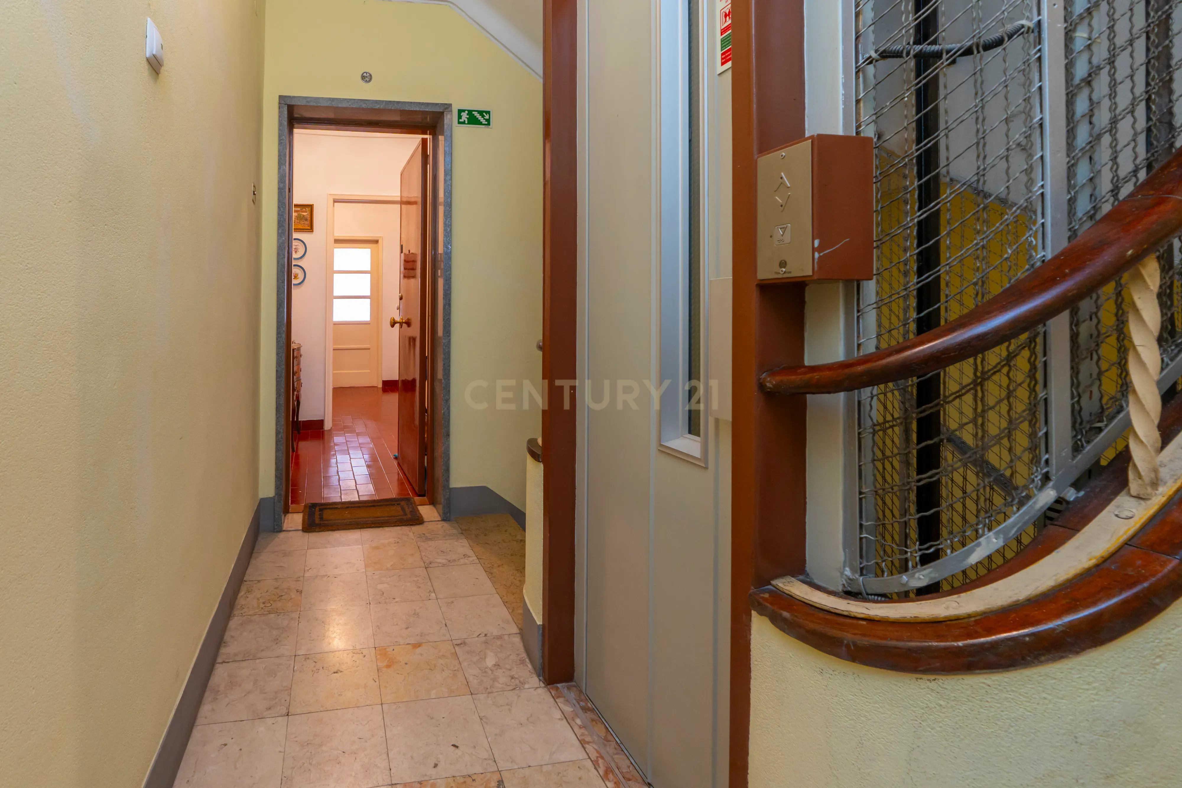 Apartamento T2 no Coração da Graça – Rua da Verónica - Image 17
