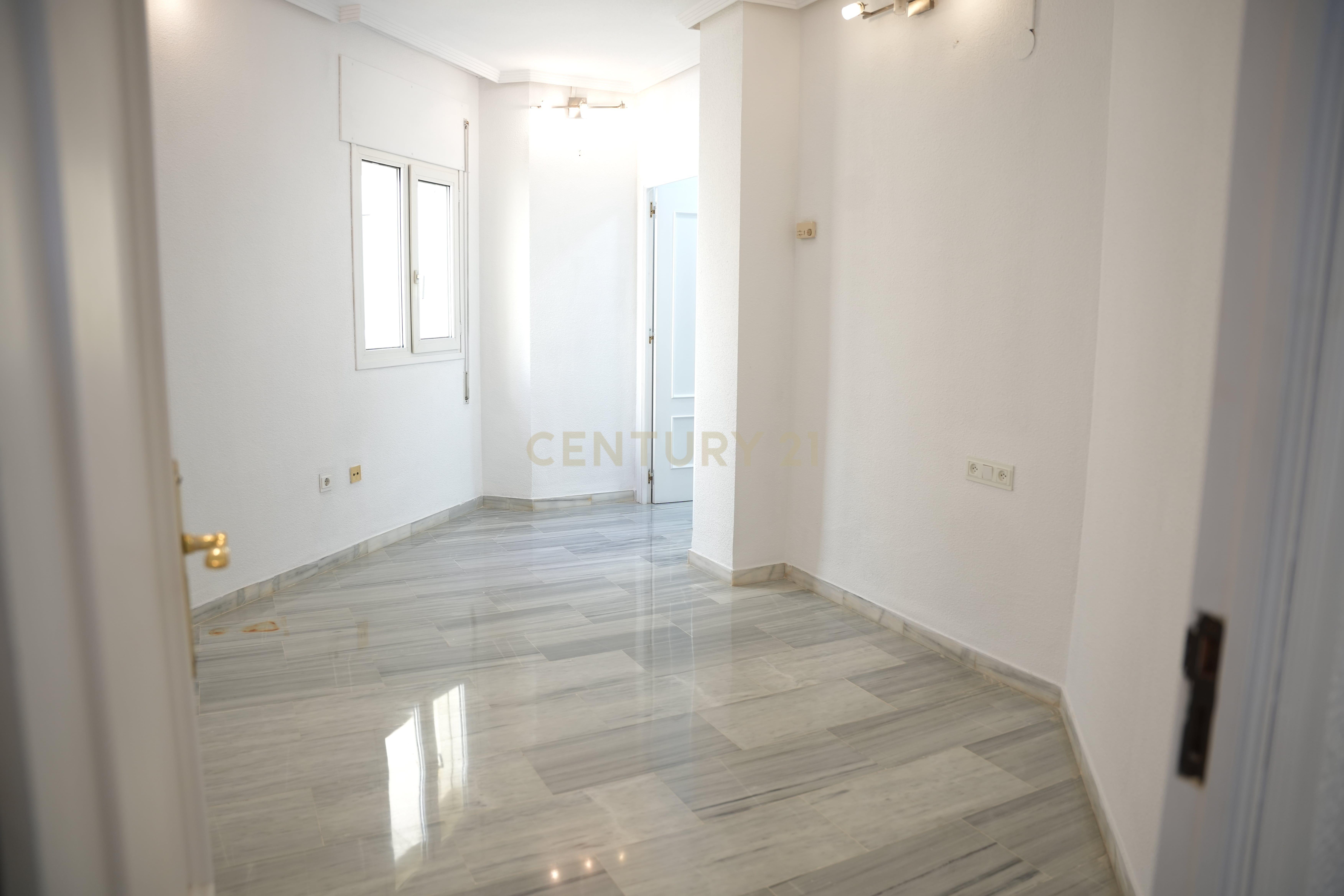 COBERTURA COM AMPLOS TERRAÇOS E VISTA ABERTA NO CENTRO DE TORREMOLINOS – A POUCOS MINUTOS DA PRAIA - Image 6