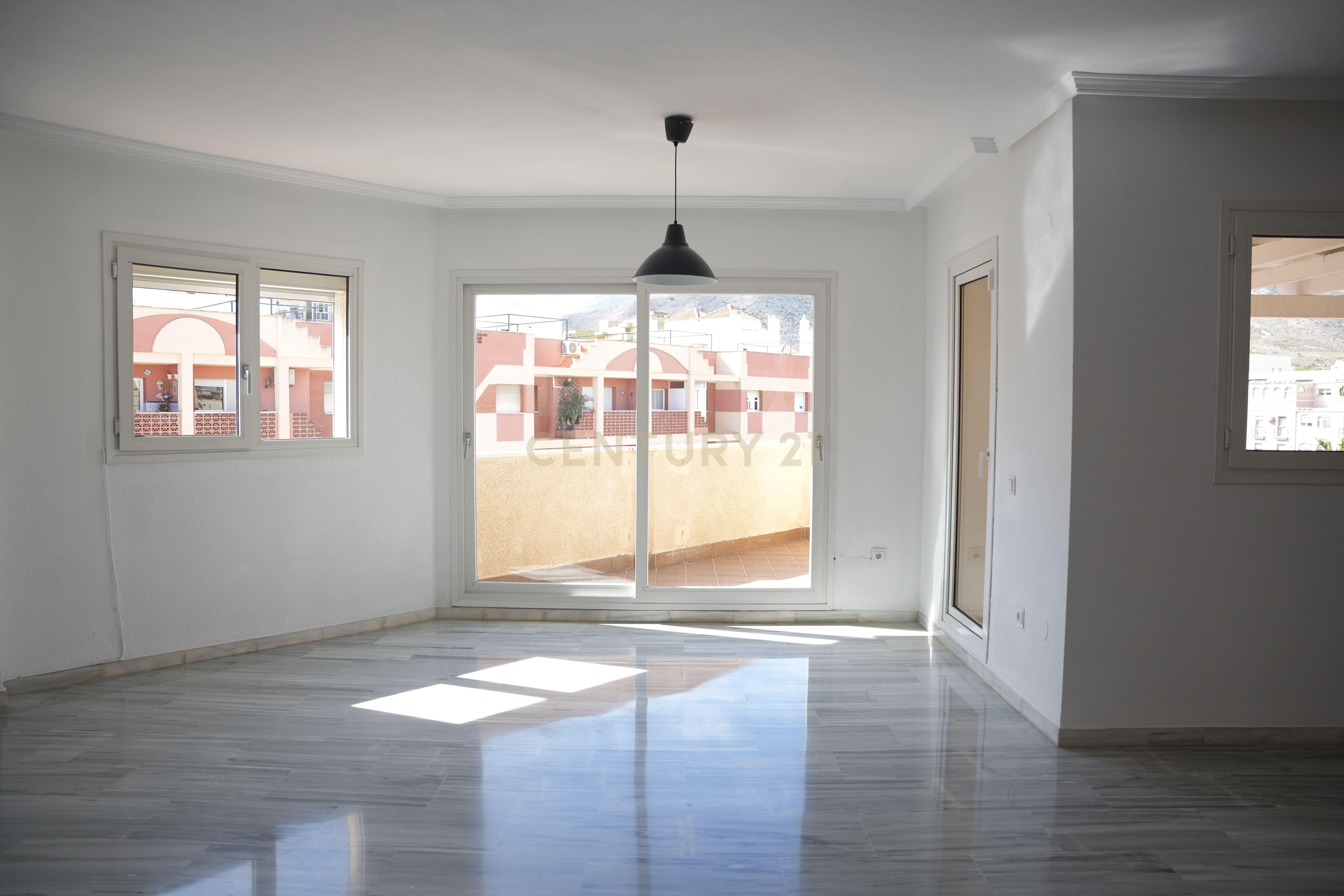 COBERTURA COM AMPLOS TERRAÇOS E VISTA ABERTA NO CENTRO DE TORREMOLINOS – A POUCOS MINUTOS DA PRAIA - Image 4