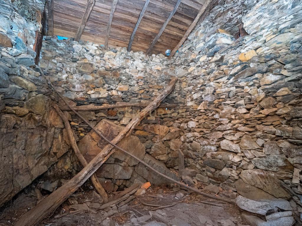 Duas casas de pedra para restaurar em aldeia de xisto. Junto de café e riacho. Excelente localização e ótima oportunidade - Image 12