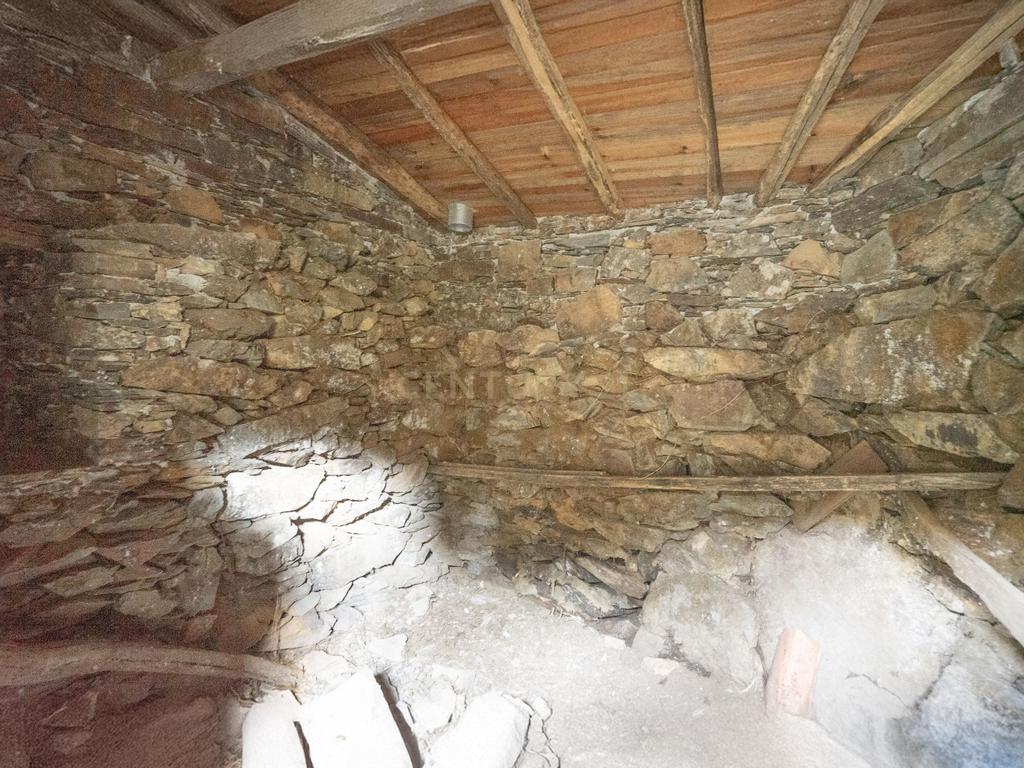 Duas casas de pedra para restaurar em aldeia de xisto. Junto de café e riacho. Excelente localização e ótima oportunidade - Image 11