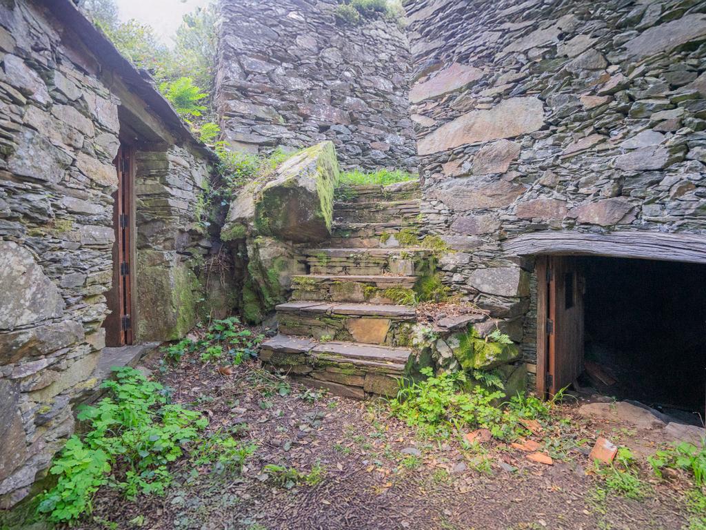Duas casas de pedra para restaurar em aldeia de xisto. Junto de café e riacho. Excelente localização e ótima oportunidade - Image 1