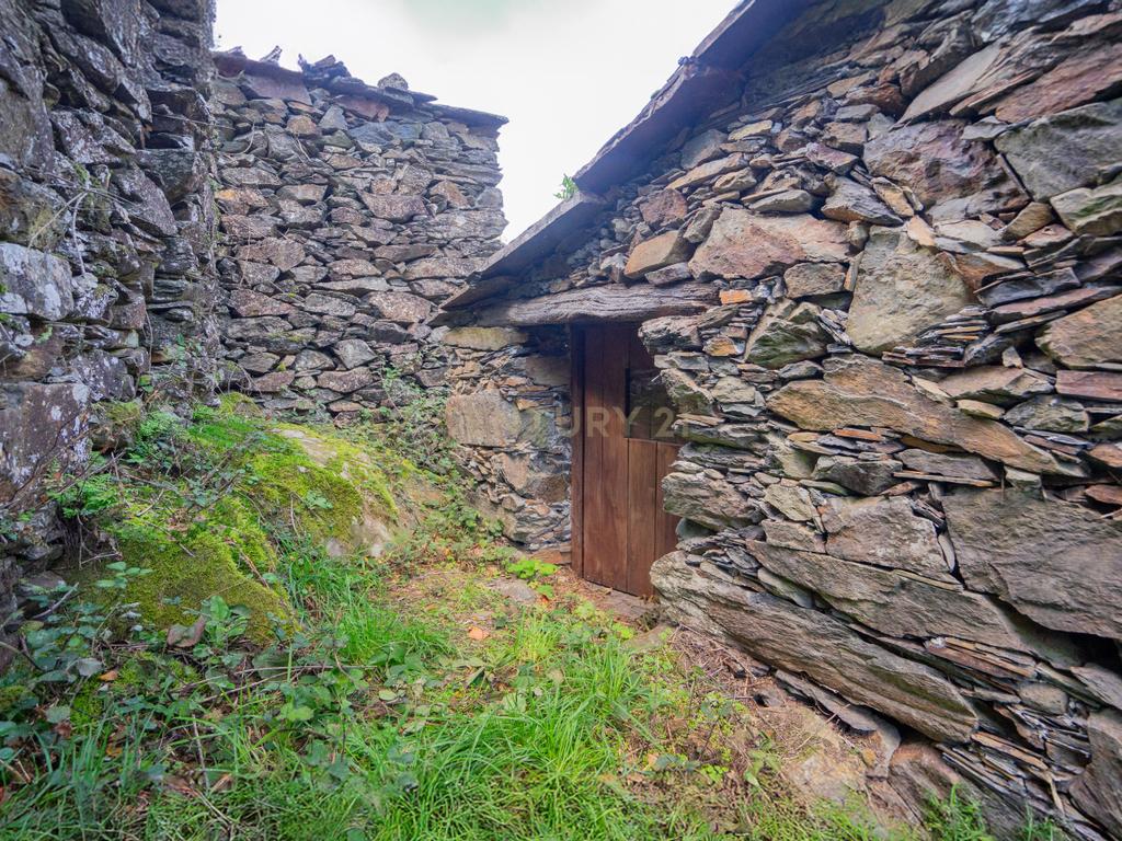 Duas casas de pedra para restaurar em aldeia de xisto. Junto de café e riacho. Excelente localização e ótima oportunidade - Image 10
