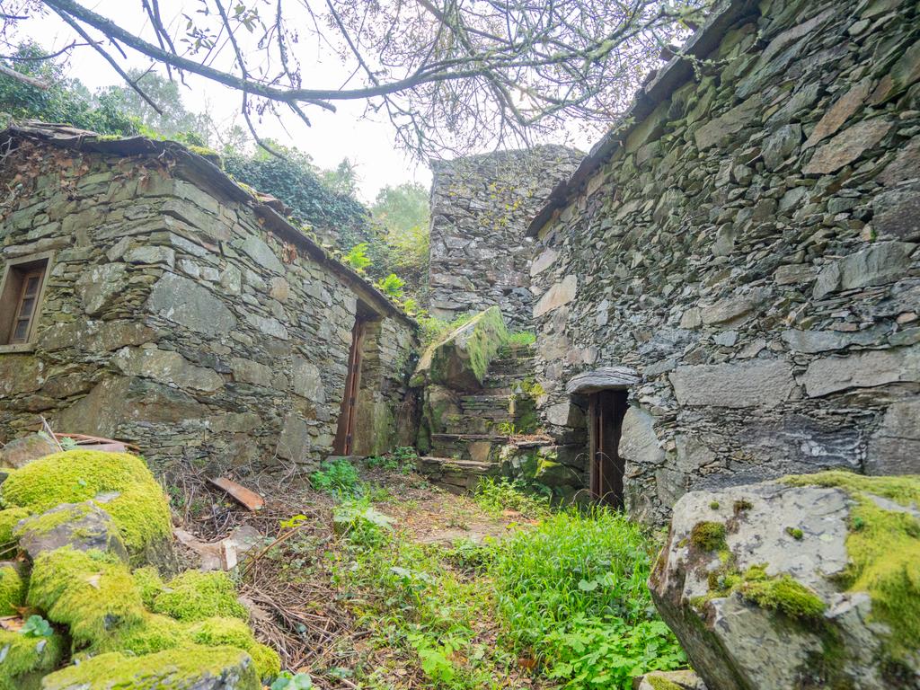 Duas casas de pedra para restaurar em aldeia de xisto. Junto de café e riacho. Excelente localização e ótima oportunidade - Image 8