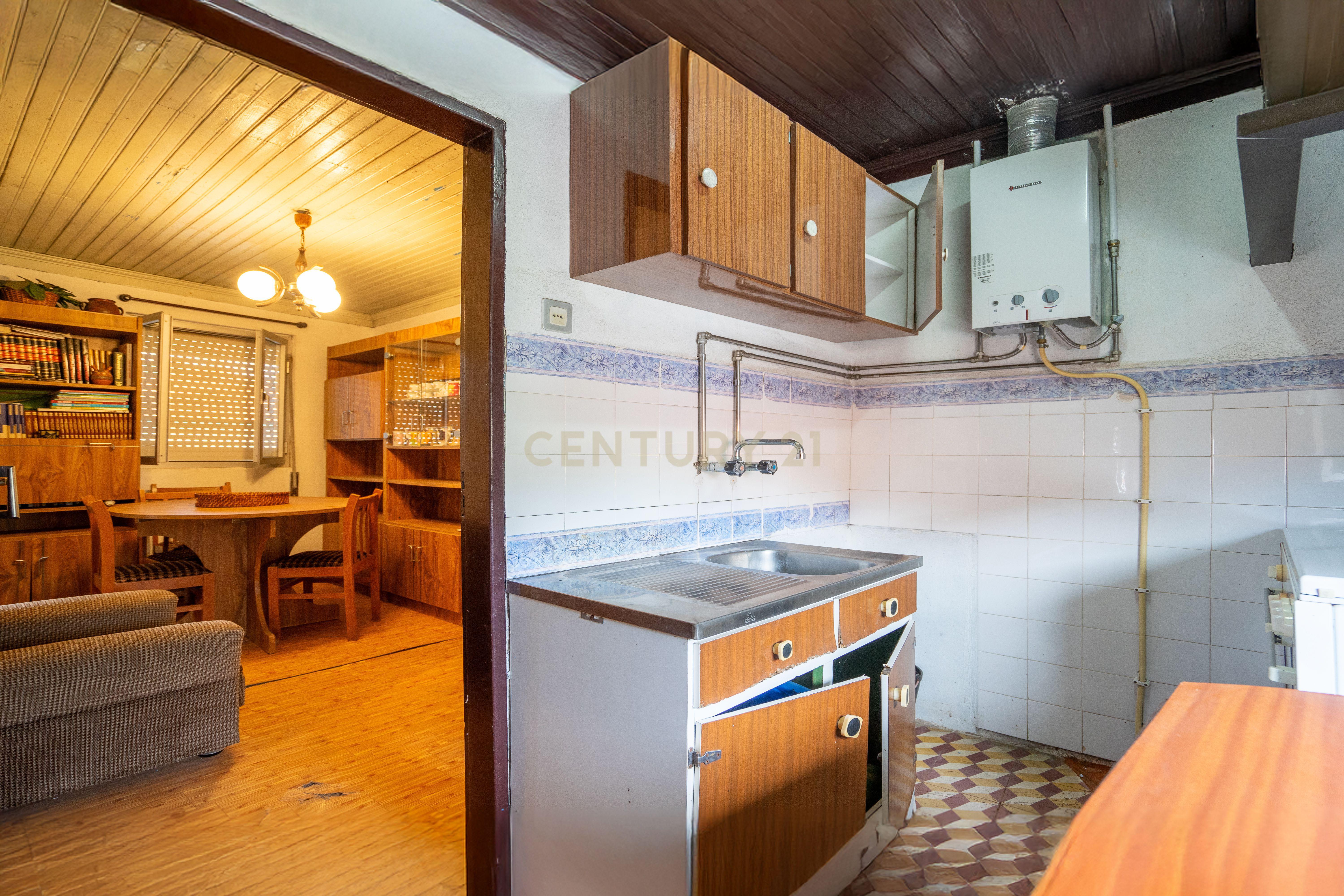 Casa antiga com potencial em Gestosa Fundeira - Image 3
