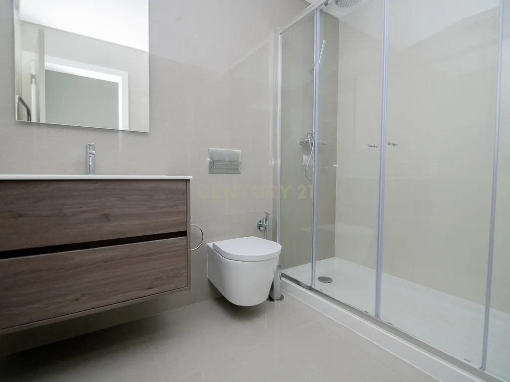 FANTÁSTICA OPORTUNIDADE! PENTHOUSE T3 DE LUXO DE GRANDES DIMENSÕES, NOVA CONSTRUÇÃO DE 2023 NUNCA HABITADO, COM VISTA PANORÂMICA PARA O MAR, TERRAÇO PRIVATIVO, LUGAR DE ESTACIONAMENTO PRIVADO, PISCINA, 4 CASAS DE BANHO E AMPLAS VARANDAS EM CONDOMINIO FECH - Image 37