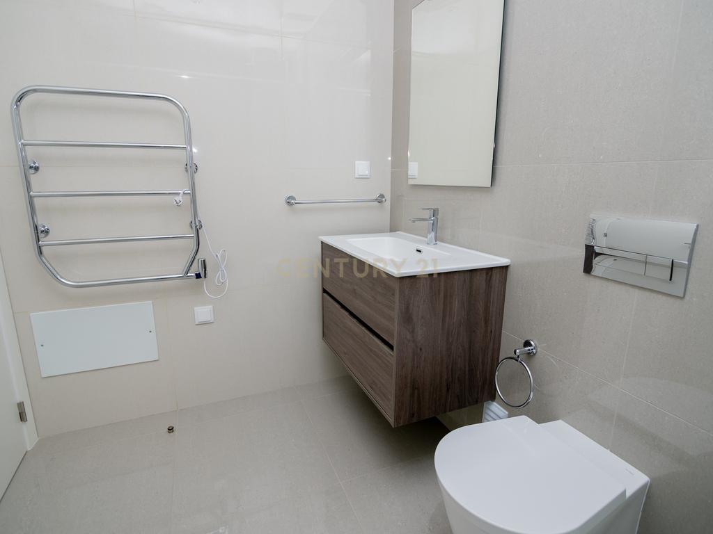 FANTÁSTICA OPORTUNIDADE! PENTHOUSE T3 DE LUXO DE GRANDES DIMENSÕES, NOVA CONSTRUÇÃO DE 2023 NUNCA HABITADO, COM VISTA PANORÂMICA PARA O MAR, TERRAÇO PRIVATIVO, LUGAR DE ESTACIONAMENTO PRIVADO, PISCINA, 4 CASAS DE BANHO E AMPLAS VARANDAS EM CONDOMINIO FECH - Image 40