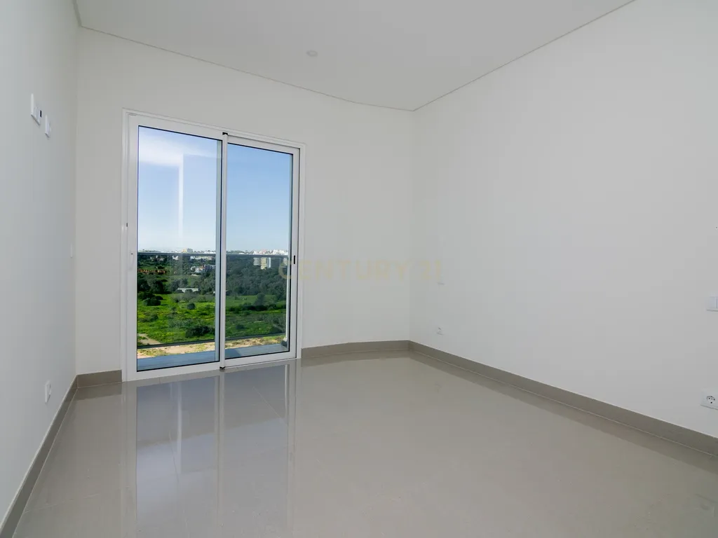 FANTÁSTICA OPORTUNIDADE! PENTHOUSE T3 DE LUXO DE GRANDES DIMENSÕES, NOVA CONSTRUÇÃO DE 2023 NUNCA HABITADO, COM VISTA PANORÂMICA PARA O MAR, TERRAÇO PRIVATIVO, LUGAR DE ESTACIONAMENTO PRIVADO, PISCINA, 4 CASAS DE BANHO E AMPLAS VARANDAS EM CONDOMINIO FECH - Image 35