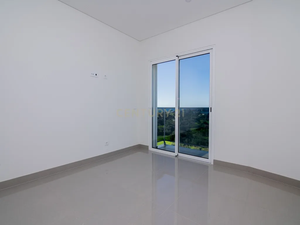 FANTÁSTICA OPORTUNIDADE! PENTHOUSE T3 DE LUXO DE GRANDES DIMENSÕES, NOVA CONSTRUÇÃO DE 2023 NUNCA HABITADO, COM VISTA PANORÂMICA PARA O MAR, TERRAÇO PRIVATIVO, LUGAR DE ESTACIONAMENTO PRIVADO, PISCINA, 4 CASAS DE BANHO E AMPLAS VARANDAS EM CONDOMINIO FECH - Image 33