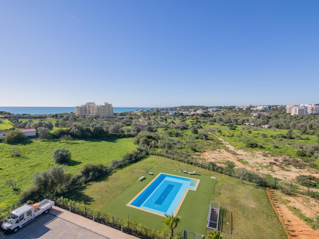 FANTÁSTICA OPORTUNIDADE! PENTHOUSE T3 DE LUXO DE GRANDES DIMENSÕES, NOVA CONSTRUÇÃO DE 2023 NUNCA HABITADO, COM VISTA PANORÂMICA PARA O MAR, TERRAÇO PRIVATIVO, LUGAR DE ESTACIONAMENTO PRIVADO, PISCINA, 4 CASAS DE BANHO E AMPLAS VARANDAS EM CONDOMINIO FECH - Image 2
