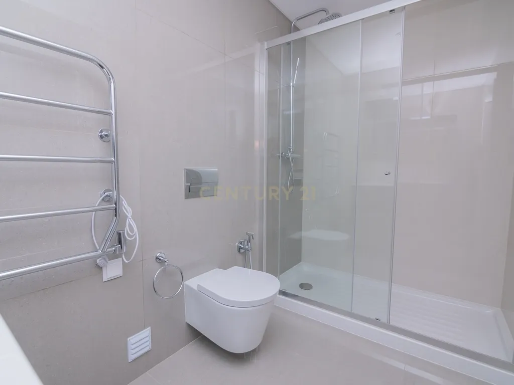 FANTÁSTICA OPORTUNIDADE! PENTHOUSE T3 DE LUXO DE GRANDES DIMENSÕES, NOVA CONSTRUÇÃO DE 2023 NUNCA HABITADO, COM VISTA PANORÂMICA PARA O MAR, TERRAÇO PRIVATIVO, LUGAR DE ESTACIONAMENTO PRIVADO, PISCINA, 4 CASAS DE BANHO E AMPLAS VARANDAS EM CONDOMINIO FECH - Image 42