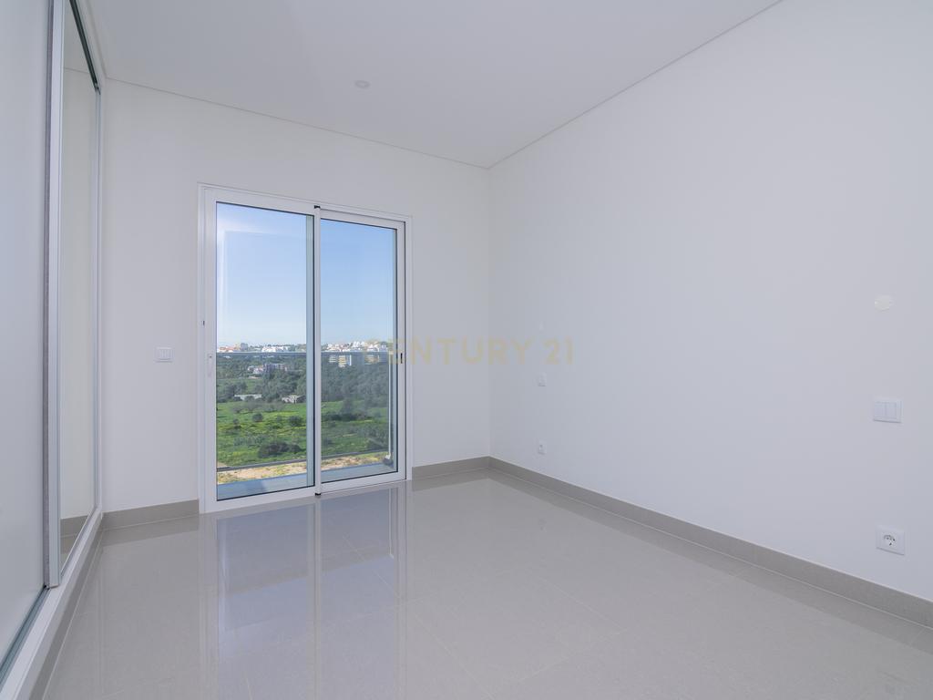 FANTÁSTICA OPORTUNIDADE! PENTHOUSE T3 DE LUXO DE GRANDES DIMENSÕES, NOVA CONSTRUÇÃO DE 2023 NUNCA HABITADO, COM VISTA PANORÂMICA PARA O MAR, TERRAÇO PRIVATIVO, LUGAR DE ESTACIONAMENTO PRIVADO, PISCINA, 4 CASAS DE BANHO E AMPLAS VARANDAS EM CONDOMINIO FECH - Image 34