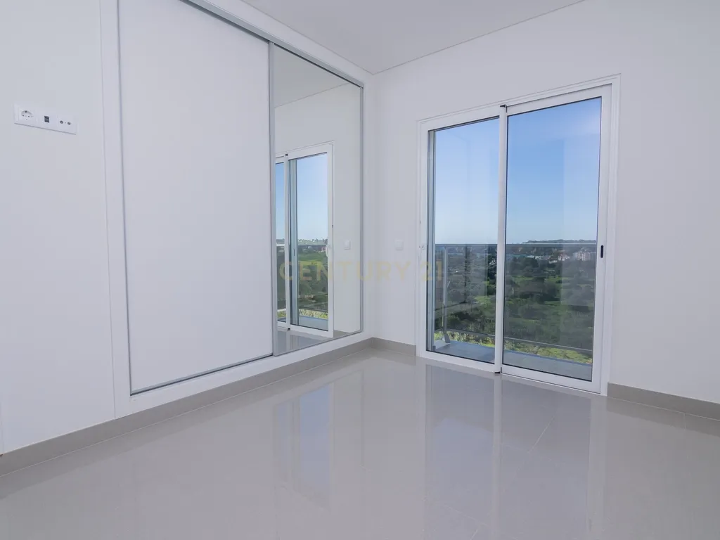 FANTÁSTICA OPORTUNIDADE! PENTHOUSE T3 DE LUXO DE GRANDES DIMENSÕES, NOVA CONSTRUÇÃO DE 2023 NUNCA HABITADO, COM VISTA PANORÂMICA PARA O MAR, TERRAÇO PRIVATIVO, LUGAR DE ESTACIONAMENTO PRIVADO, PISCINA, 4 CASAS DE BANHO E AMPLAS VARANDAS EM CONDOMINIO FECH - Image 31