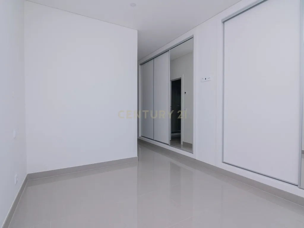 FANTÁSTICA OPORTUNIDADE! PENTHOUSE T3 DE LUXO DE GRANDES DIMENSÕES, NOVA CONSTRUÇÃO DE 2023 NUNCA HABITADO, COM VISTA PANORÂMICA PARA O MAR, TERRAÇO PRIVATIVO, LUGAR DE ESTACIONAMENTO PRIVADO, PISCINA, 4 CASAS DE BANHO E AMPLAS VARANDAS EM CONDOMINIO FECH - Image 32