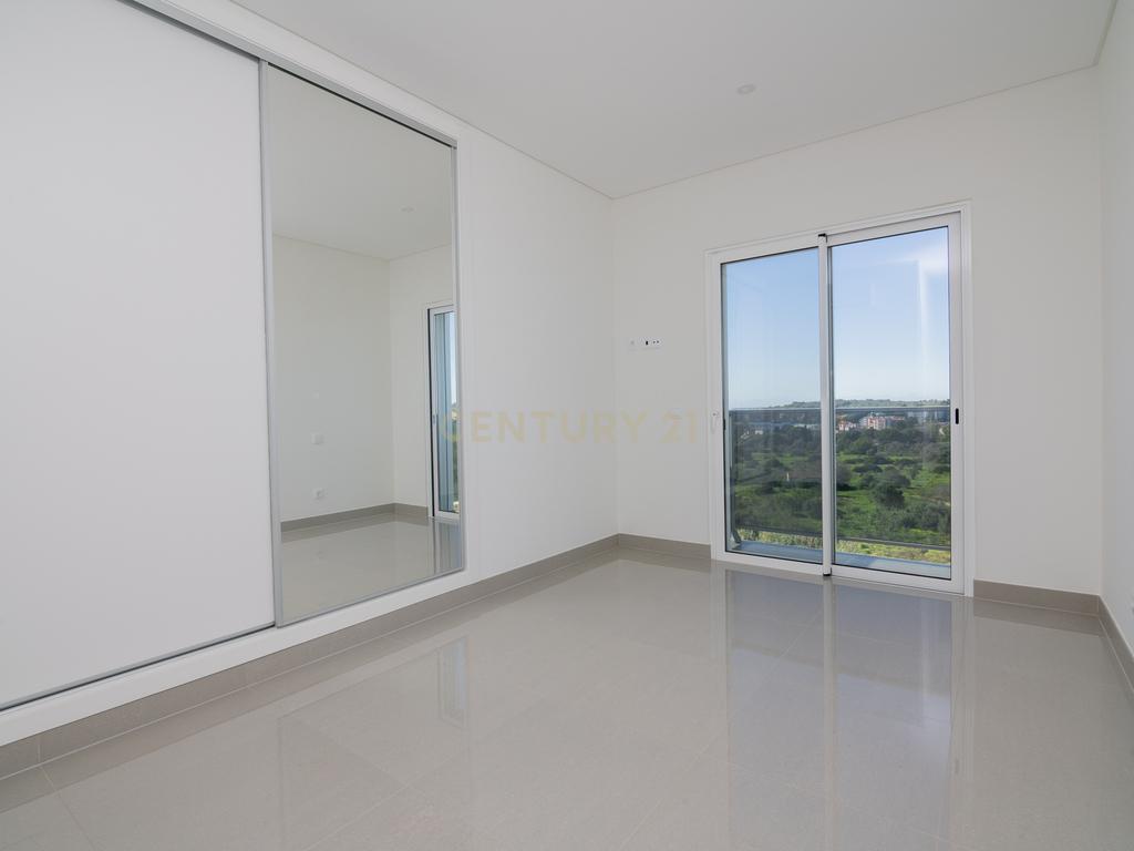 FANTÁSTICA OPORTUNIDADE! PENTHOUSE T3 DE LUXO DE GRANDES DIMENSÕES, NOVA CONSTRUÇÃO DE 2023 NUNCA HABITADO, COM VISTA PANORÂMICA PARA O MAR, TERRAÇO PRIVATIVO, LUGAR DE ESTACIONAMENTO PRIVADO, PISCINA, 4 CASAS DE BANHO E AMPLAS VARANDAS EM CONDOMINIO FECH - Image 29