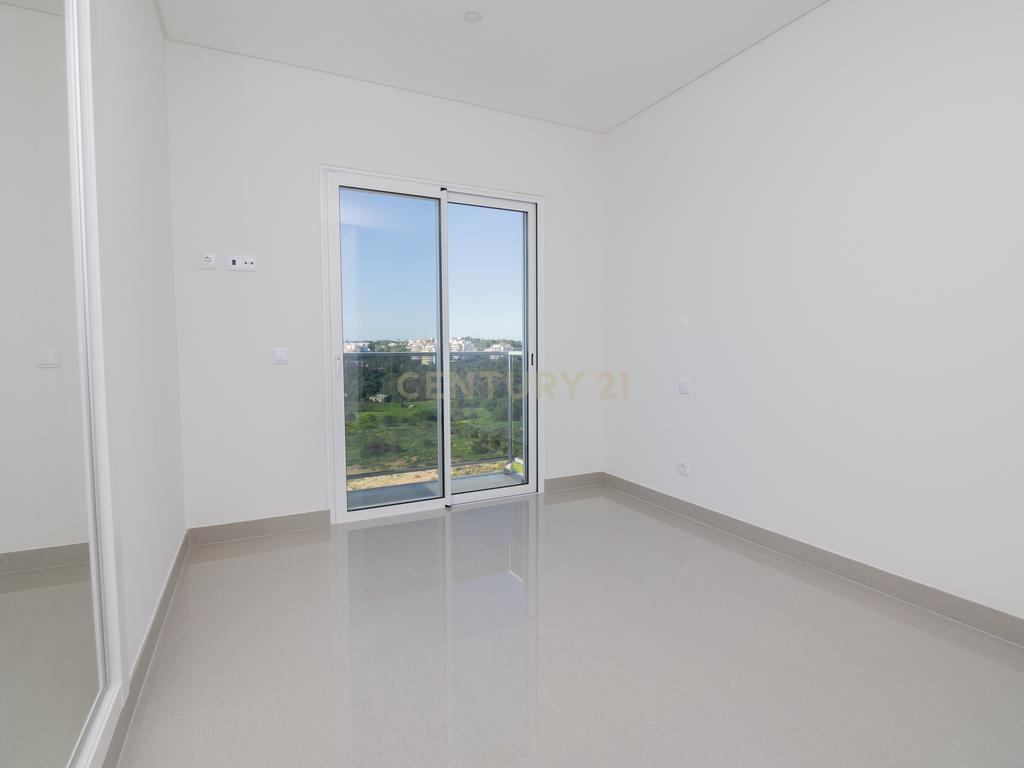 FANTÁSTICA OPORTUNIDADE! PENTHOUSE T3 DE LUXO DE GRANDES DIMENSÕES, NOVA CONSTRUÇÃO DE 2023 NUNCA HABITADO, COM VISTA PANORÂMICA PARA O MAR, TERRAÇO PRIVATIVO, LUGAR DE ESTACIONAMENTO PRIVADO, PISCINA, 4 CASAS DE BANHO E AMPLAS VARANDAS EM CONDOMINIO FECH - Image 30