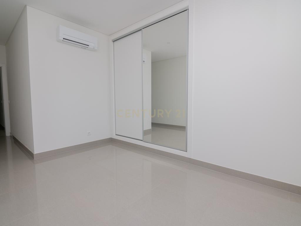FANTÁSTICA OPORTUNIDADE! PENTHOUSE T3 DE LUXO DE GRANDES DIMENSÕES, NOVA CONSTRUÇÃO DE 2023 NUNCA HABITADO, COM VISTA PANORÂMICA PARA O MAR, TERRAÇO PRIVATIVO, LUGAR DE ESTACIONAMENTO PRIVADO, PISCINA, 4 CASAS DE BANHO E AMPLAS VARANDAS EM CONDOMINIO FECH - Image 36
