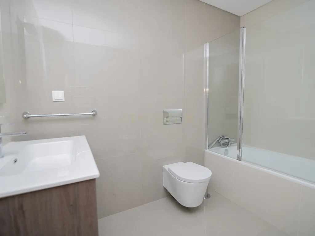 FANTÁSTICA OPORTUNIDADE! PENTHOUSE T3 DE LUXO DE GRANDES DIMENSÕES, NOVA CONSTRUÇÃO DE 2023 NUNCA HABITADO, COM VISTA PANORÂMICA PARA O MAR, TERRAÇO PRIVATIVO, LUGAR DE ESTACIONAMENTO PRIVADO, PISCINA, 4 CASAS DE BANHO E AMPLAS VARANDAS EM CONDOMINIO FECH - Image 39