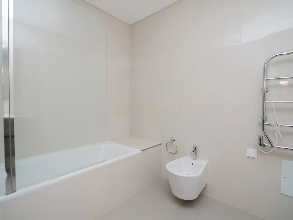 FANTÁSTICA OPORTUNIDADE! PENTHOUSE T3 DE LUXO DE GRANDES DIMENSÕES, NOVA CONSTRUÇÃO DE 2023 NUNCA HABITADO, COM VISTA PANORÂMICA PARA O MAR, TERRAÇO PRIVATIVO, LUGAR DE ESTACIONAMENTO PRIVADO, PISCINA, 4 CASAS DE BANHO E AMPLAS VARANDAS EM CONDOMINIO FECH - Image 44