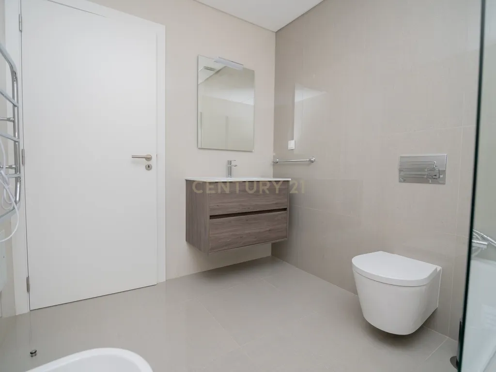 FANTÁSTICA OPORTUNIDADE! PENTHOUSE T3 DE LUXO DE GRANDES DIMENSÕES, NOVA CONSTRUÇÃO DE 2023 NUNCA HABITADO, COM VISTA PANORÂMICA PARA O MAR, TERRAÇO PRIVATIVO, LUGAR DE ESTACIONAMENTO PRIVADO, PISCINA, 4 CASAS DE BANHO E AMPLAS VARANDAS EM CONDOMINIO FECH - Image 41
